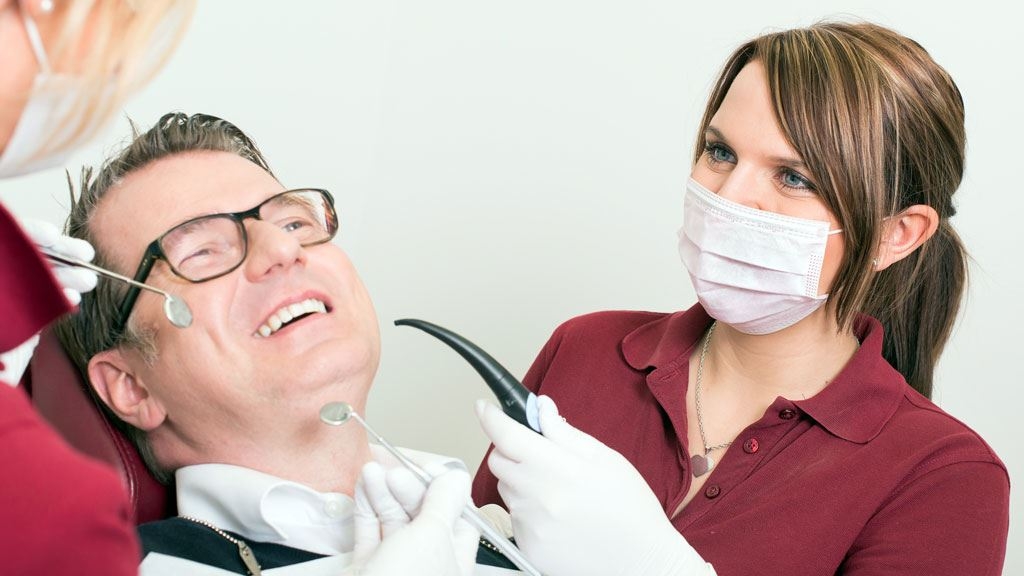 Zahnfarbene Füllungen AB Zahnärzte Bonn